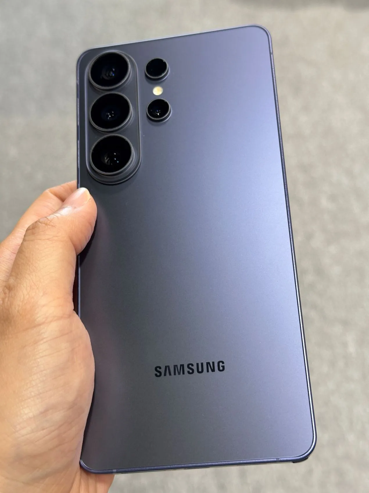 三星 Galaxy S26 Ultra 的漫遊紫顏色外觀不同角度的顏色變化 三星 Galaxy S26 Ultra 的漫遊紫顏色外觀不同角度的顏色變化